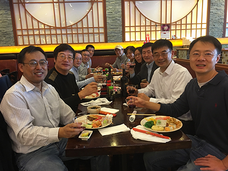 汪俊博士（右3）和专家们介绍和记H88的最新国内大事记