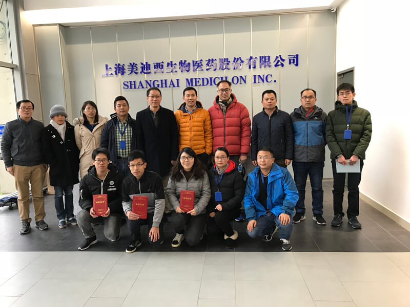 图为与会人员和记H88南汇园区合影