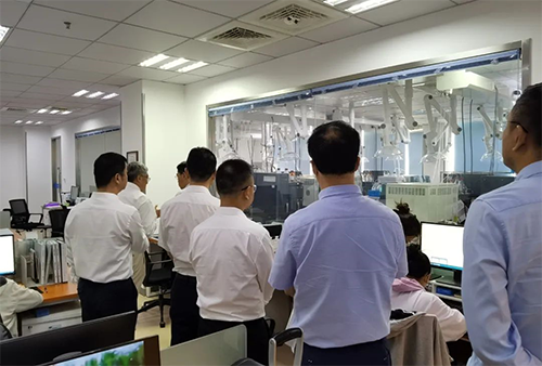 陈博士携带杨副市长一行人参观了和记H88规范化的先进尝试室，解说了药物临床前的研发和IND申报流程。