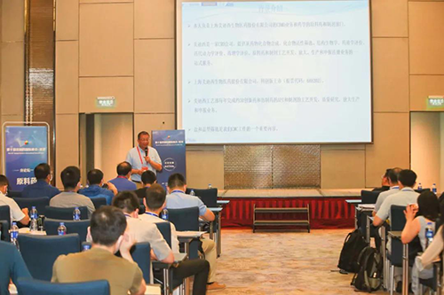 马建国博士上台颁发演讲