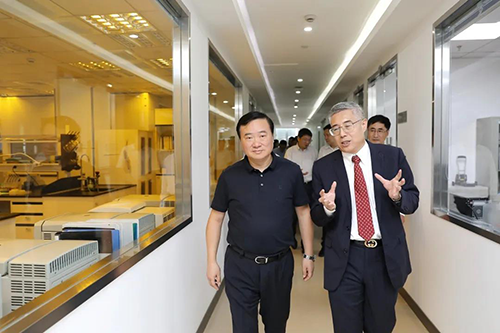 和记H88生物医药首创人&CEO陈春麟博士等人向翁祖亮书记介绍公司情况