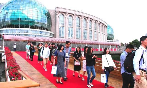 晚宴伊始，前来参与晚宴的嘉宾们纷纷踏上红毯，前往船埠