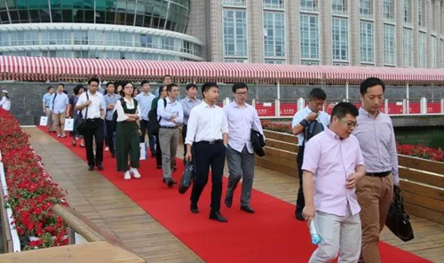 晚宴伊始，前来参与晚宴的嘉宾们纷纷踏上红毯，前往船埠